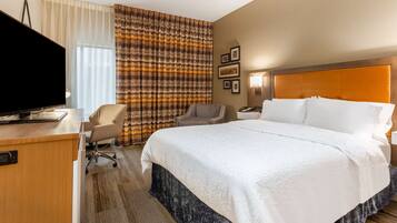 Escritorio, insonorización y tabla de planchar con plancha