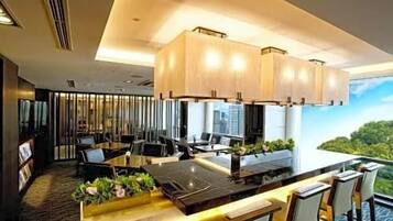 Kühlschrank, Wasserkocher, Kochgeschirr/Geschirr/Besteck