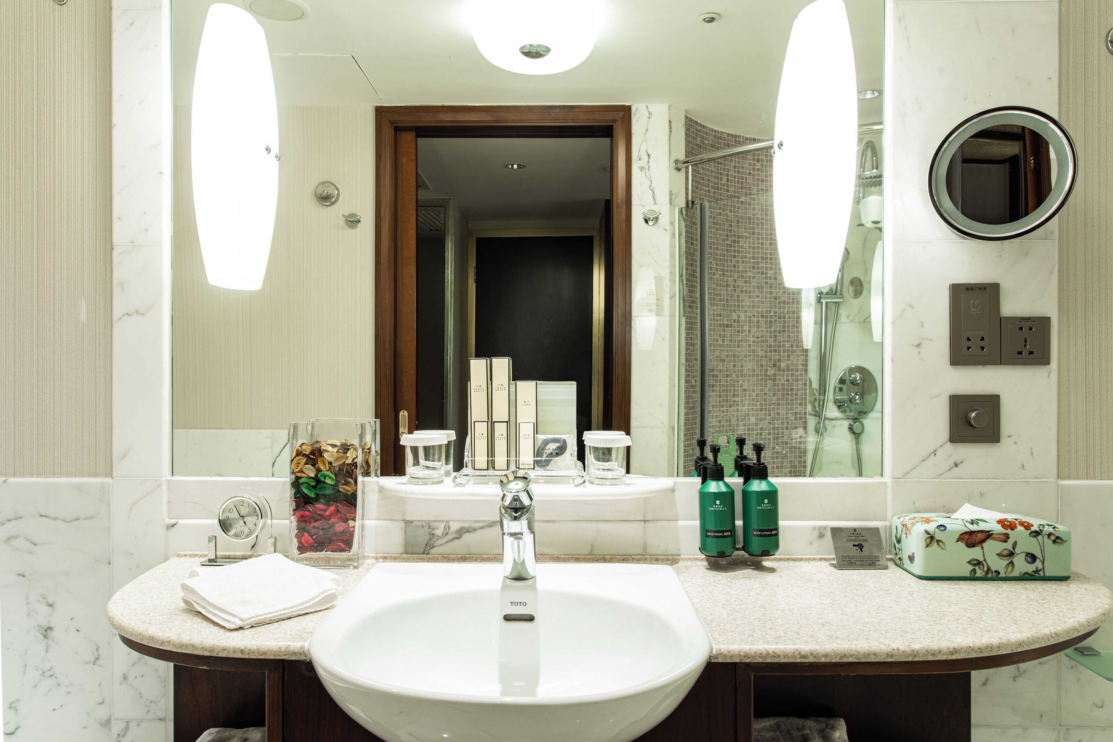 deluxe room, 2 single beds | bathroom | shower, rainfall showerhead, hair dryer, bathrobes