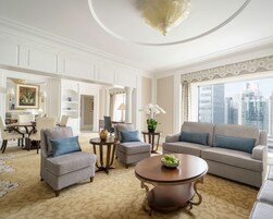 Select Comfort 床墊、迷你吧、房內夾萬、書桌
