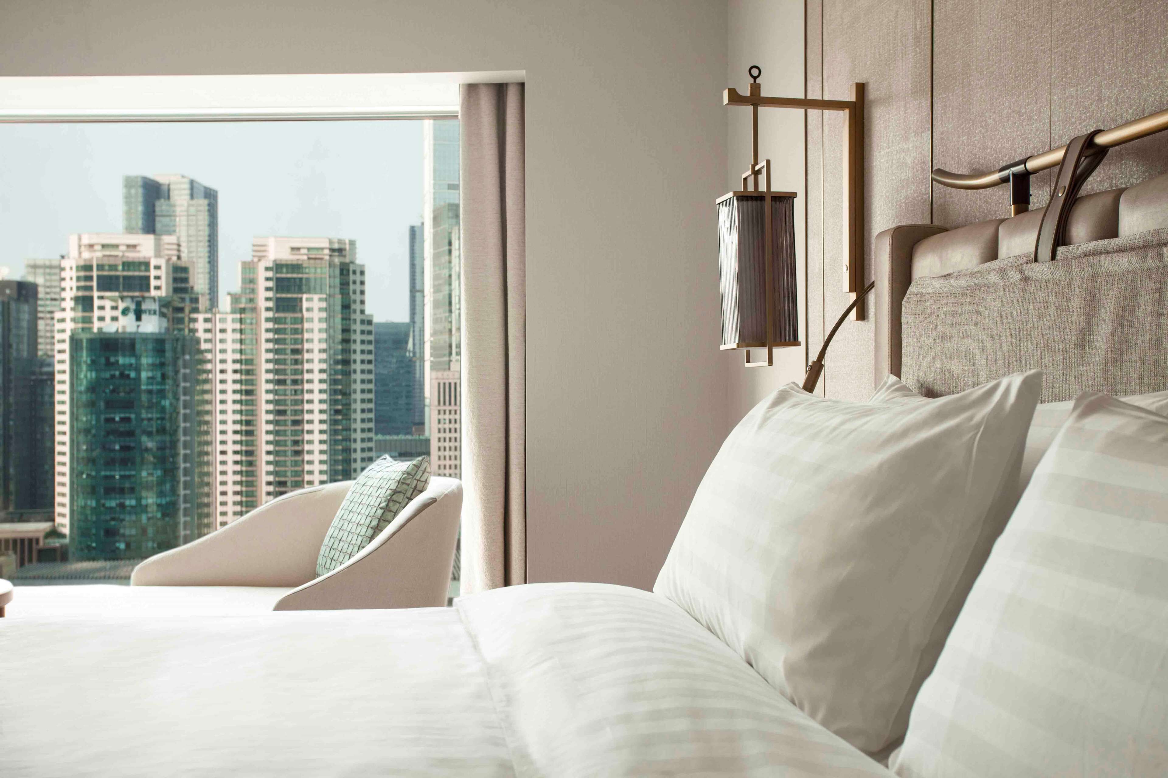 Select Comfort 床、迷你吧、客房内保险箱、办公桌