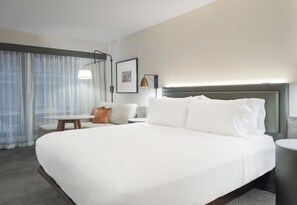 客房內保險箱、書桌、筆電工作空間、熨斗/熨衣板