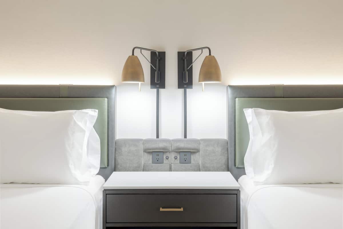 Habitación Premium, 2 camas Queen size, para no fumadores (Communications, Mobil, Roll-In Shower) | Servicios de la habitación