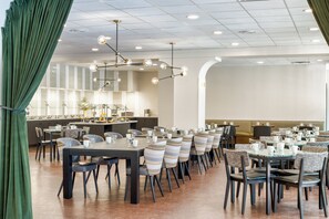 2 間餐廳，供應早餐、午餐和晚餐，美國料理