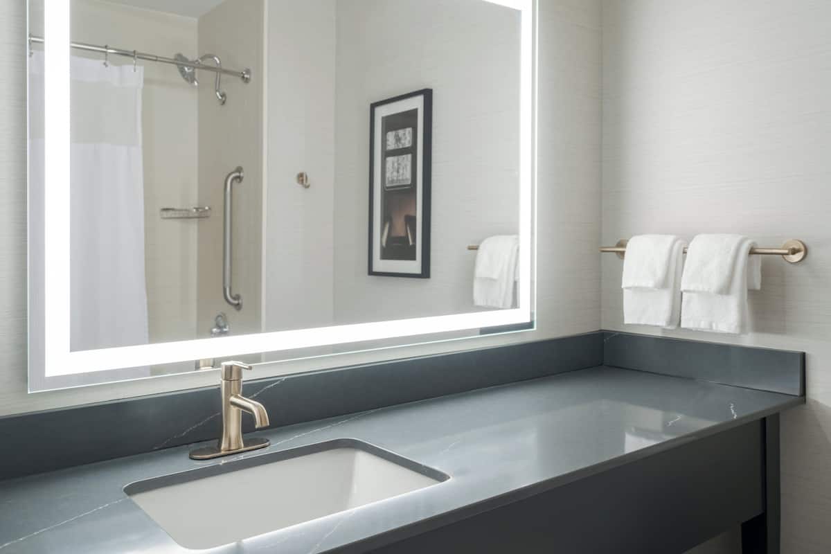 Combined shower/tub, free toiletries, hair dryer, towels