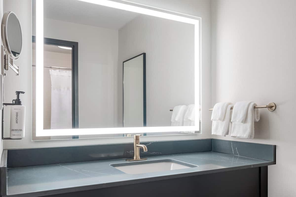 Tina con regadera, amenidades de baño gratuitas, secadora de cabello