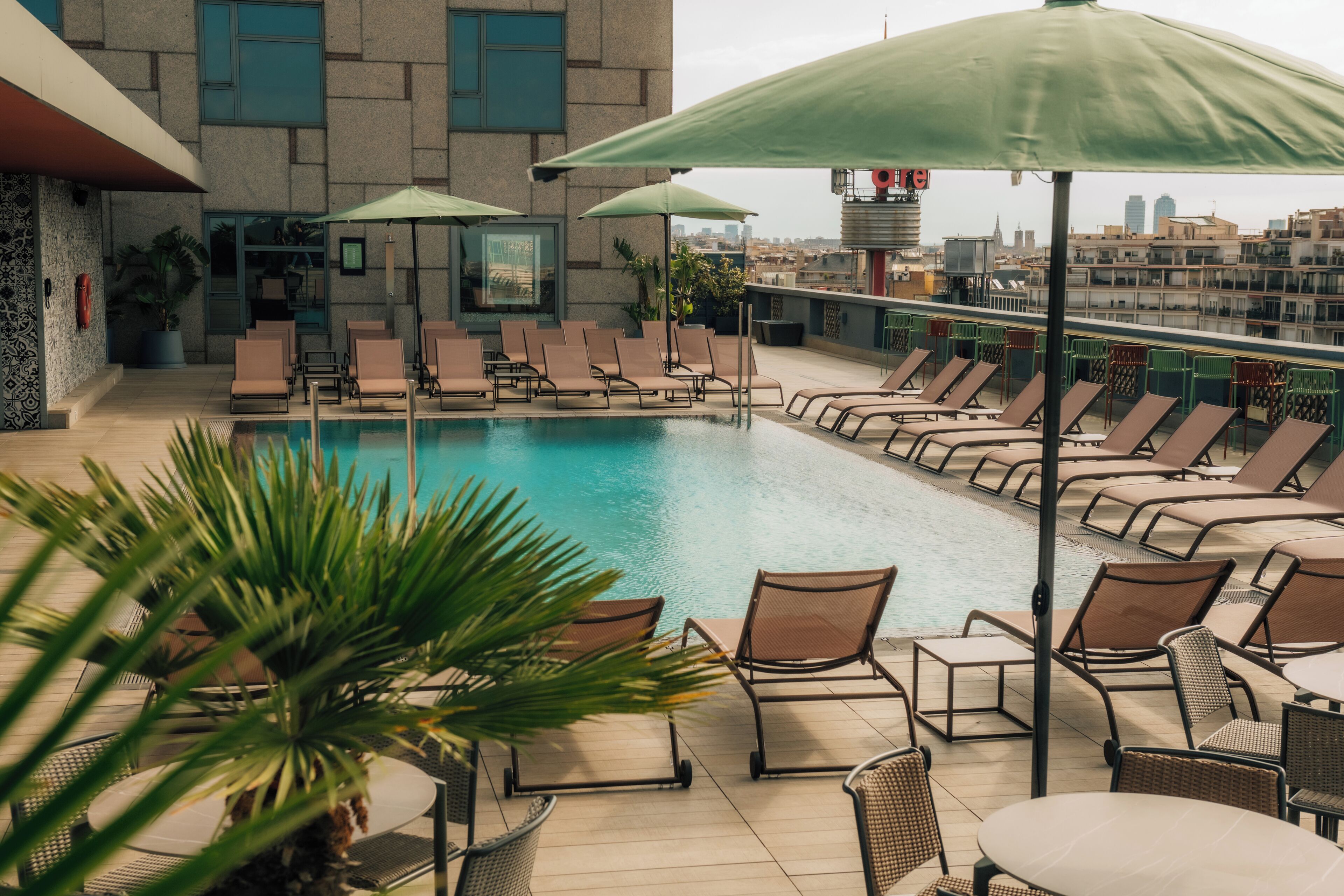 Una piscina al aire libre de temporada, sombrillas