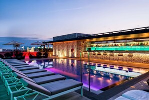 Seasonal outdoor pool, open 9:00 AM to 5:00 PM, pool umbrellas - Catalonia Barcelona Plaza (Barcelona)