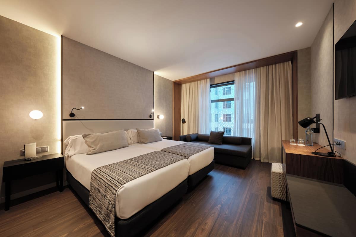 Minibar, caja de seguridad en la habitación y escritorio