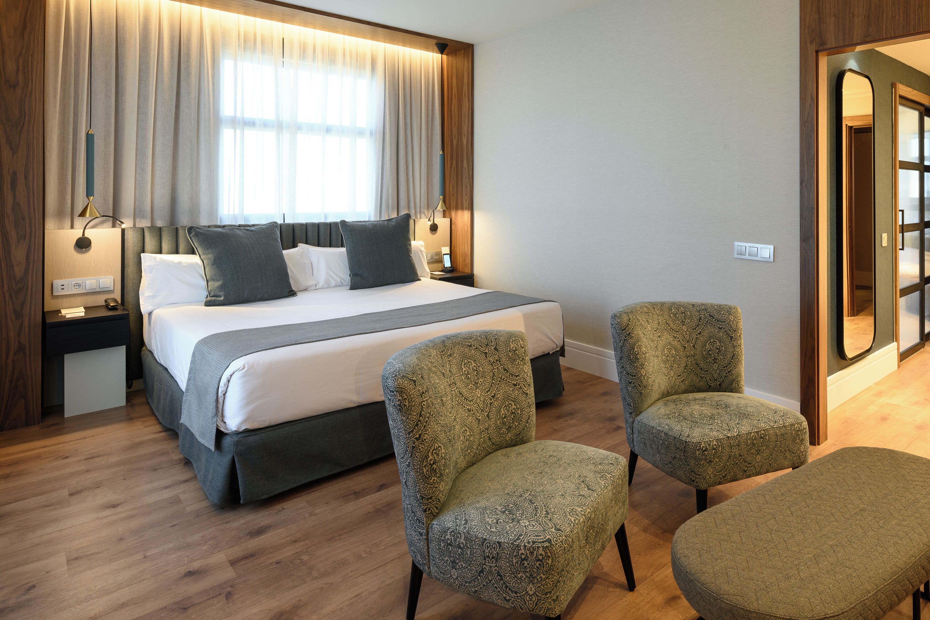 Sviitti | Minibaari, tallelokero huoneessa, työpöytä, pimennysverhot