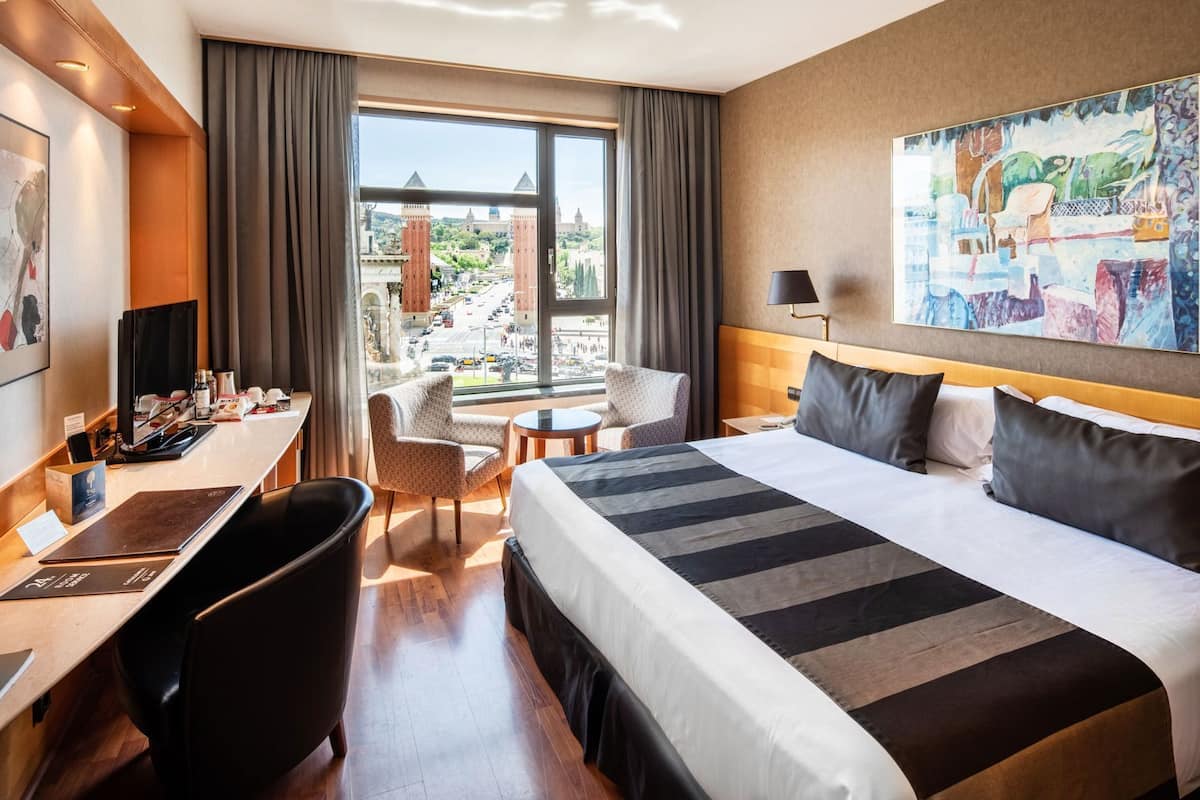 Minibar, värdeförvaringsskåp på rummet och skrivbord