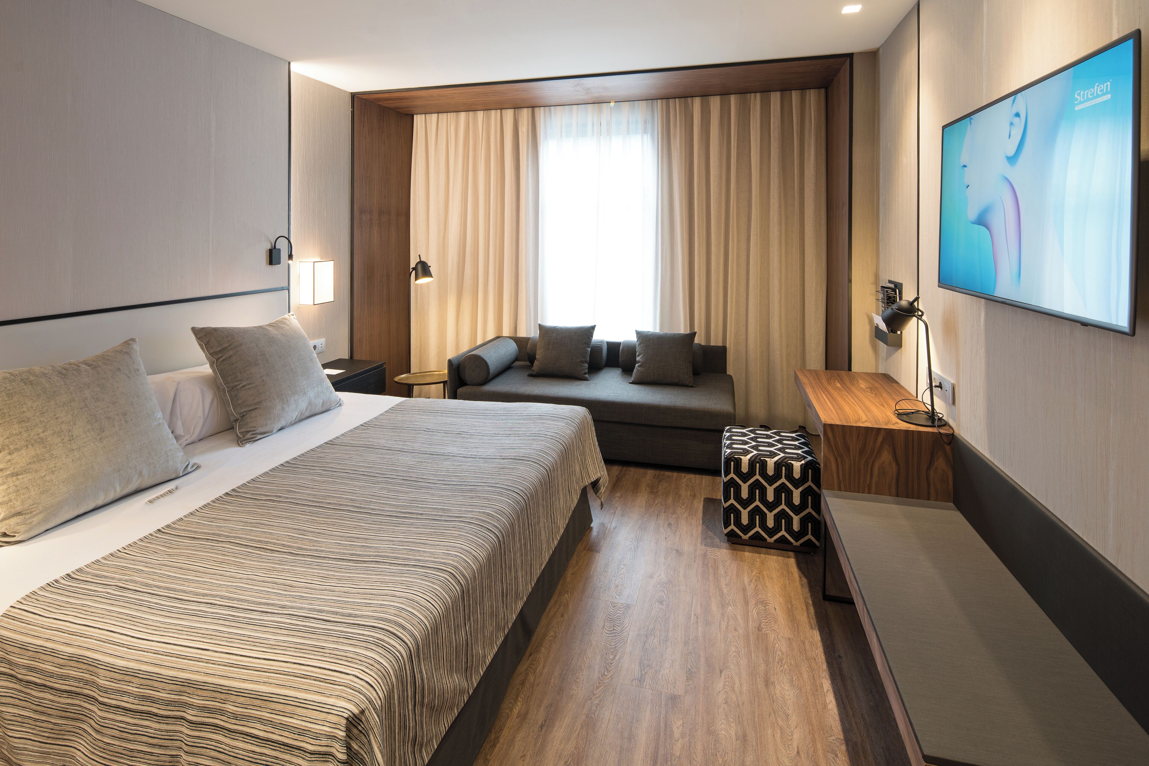 Minibar, safe på rommet, skrivebord og blendingsgardiner