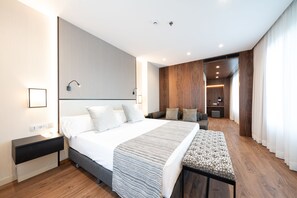 Minibar, in-room safe, desk, blackout drapes - Catalonia Barcelona Plaza (Barcelona)