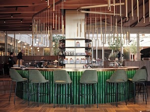 3 restaurants servant le petit déjeuner, le déjeuner et le dîner