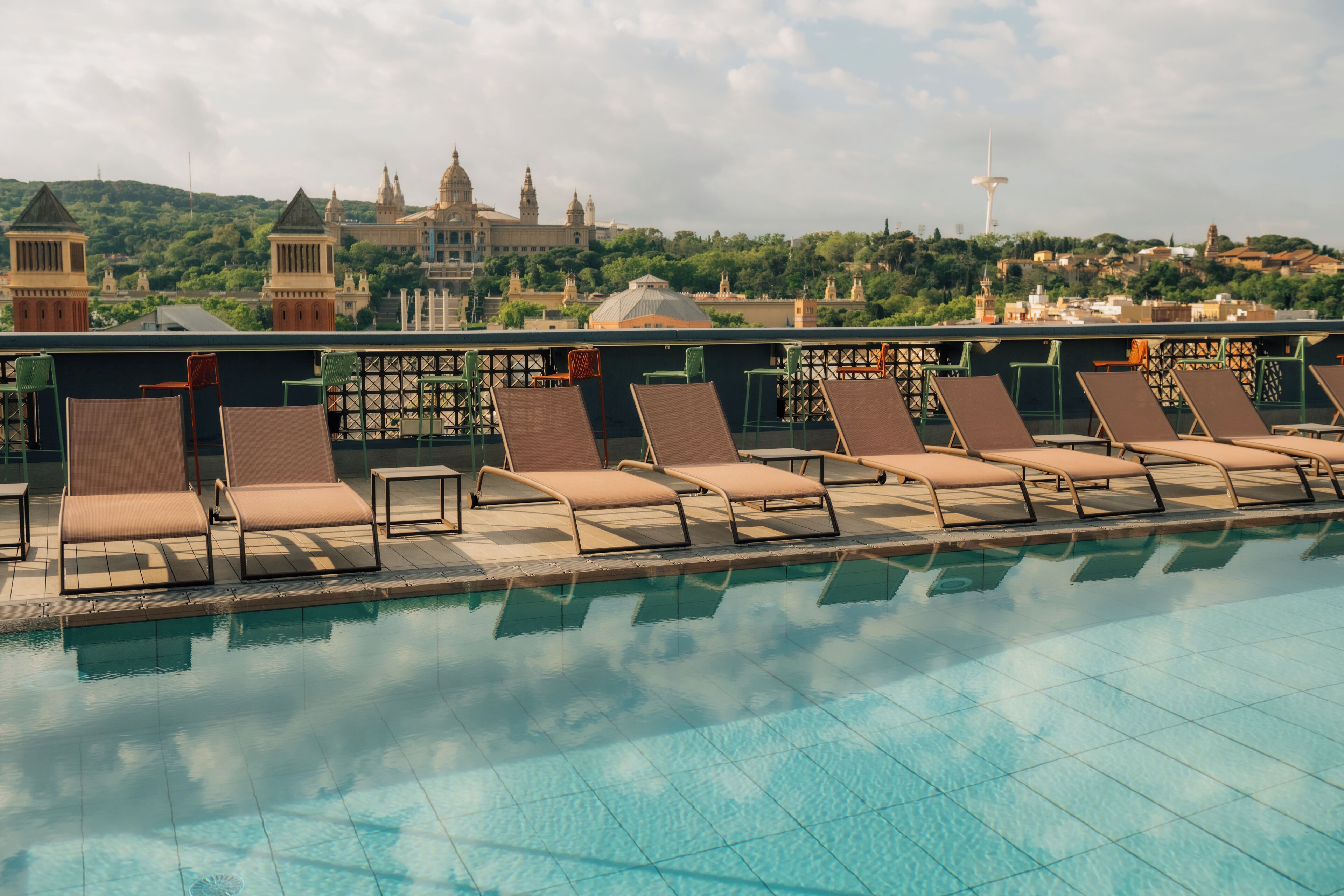 Una piscina al aire libre de temporada, sombrillas. Catalonia Barcelona Plaza
