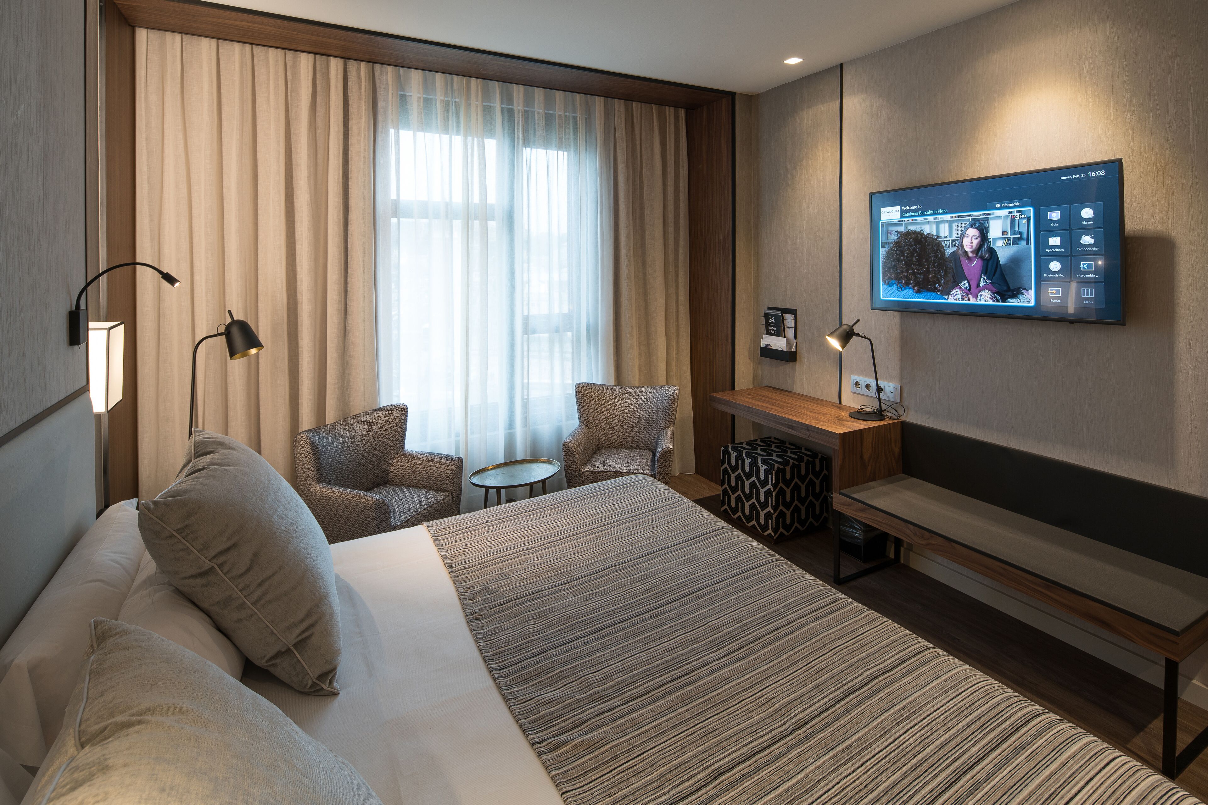 Minibaari, tallelokero huoneessa, työpöytä, pimennysverhot