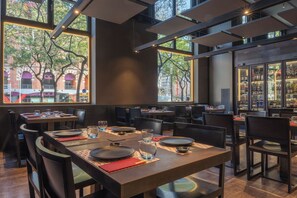 3 restaurants servant le petit déjeuner, le déjeuner et le dîner