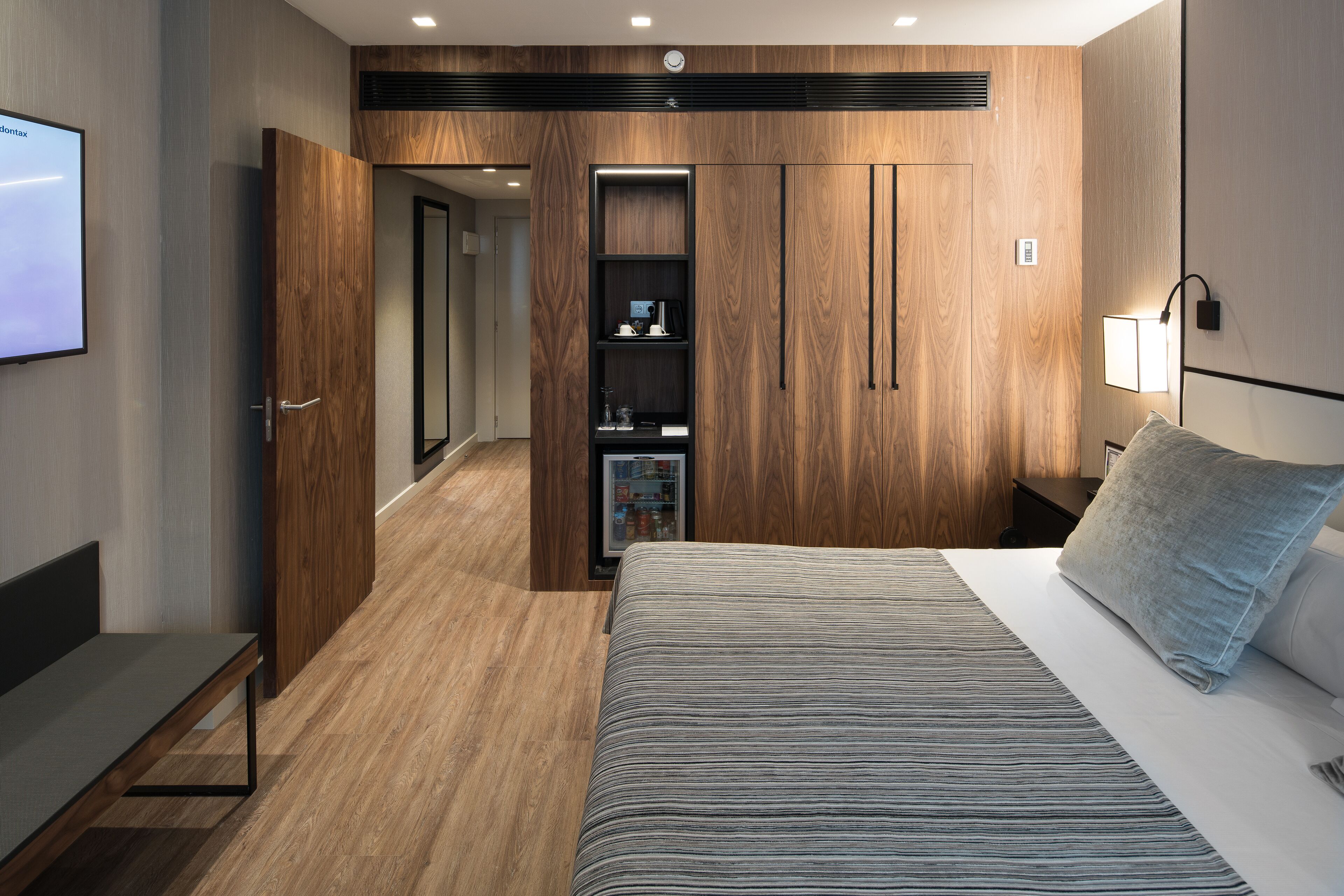 Minibaari, tallelokero huoneessa, työpöytä, pimennysverhot