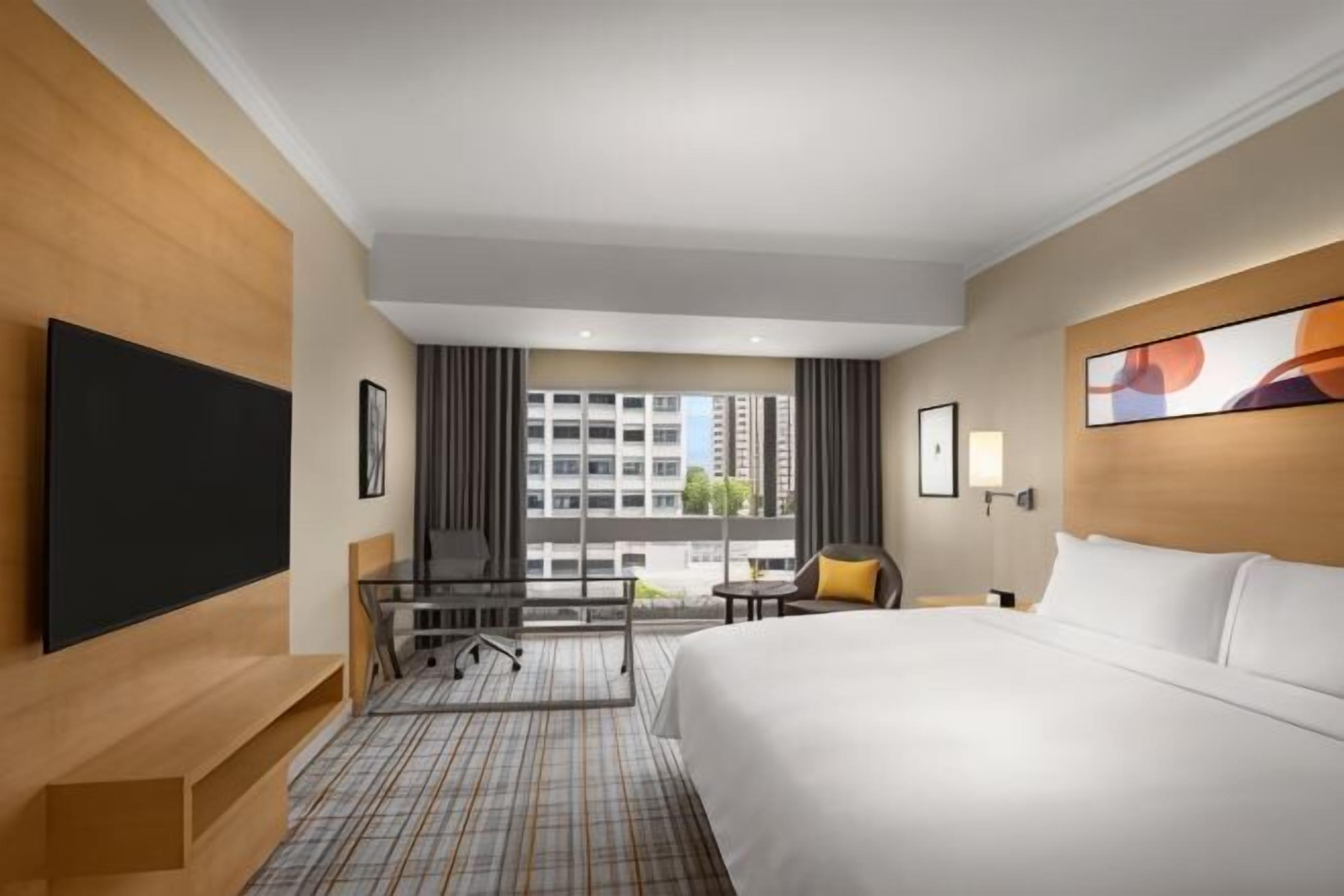 Seprai premium, selimut bulu angsa, minibar, dan brankas