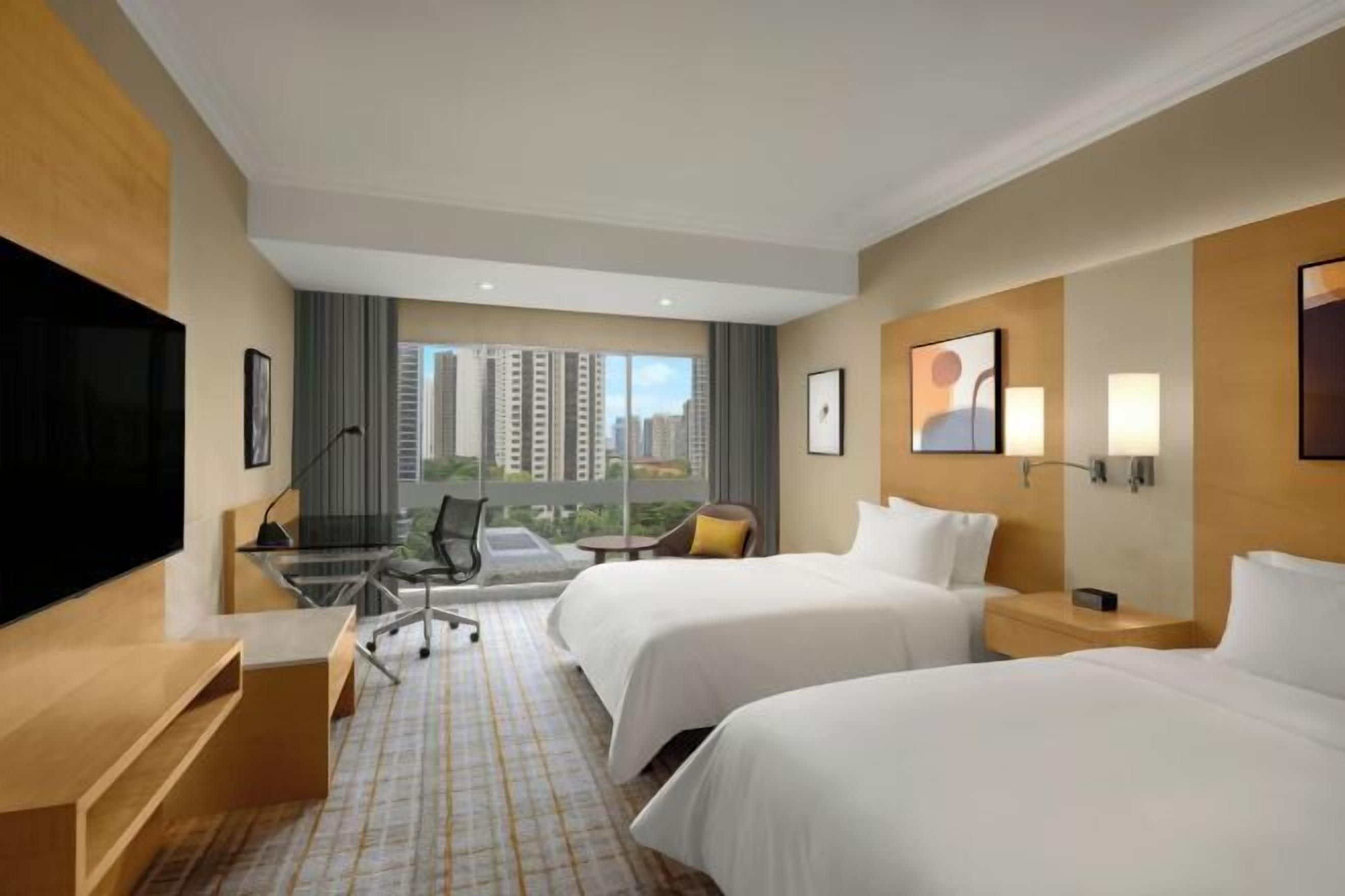 Seprai premium, selimut bulu angsa, minibar, dan brankas