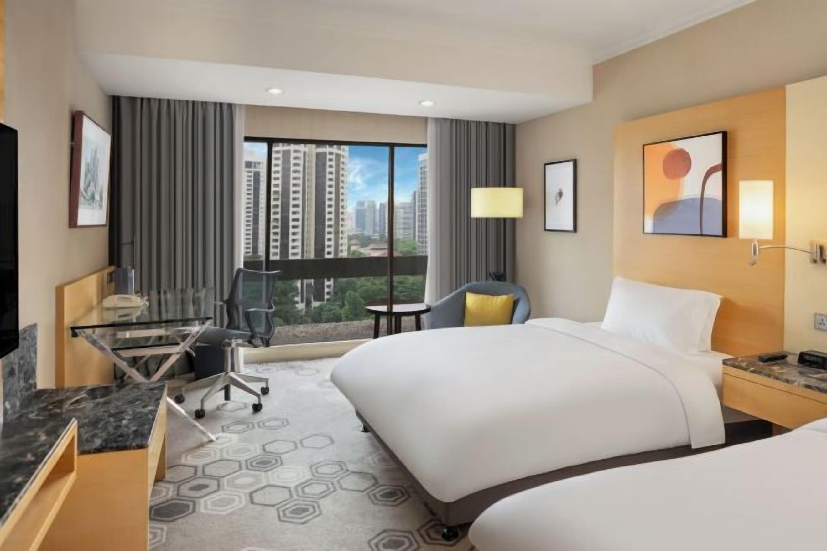 Seprai premium, selimut bulu angsa, minibar, dan brankas