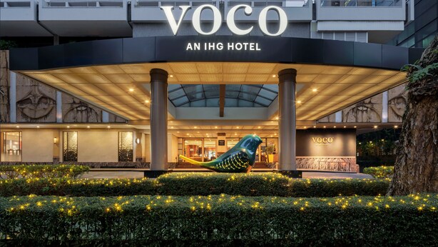 L’extérieur du Voco, un hôtel de la chaîne IHG, se distingue par une sculpture d’oiseau placée à l’entrée.