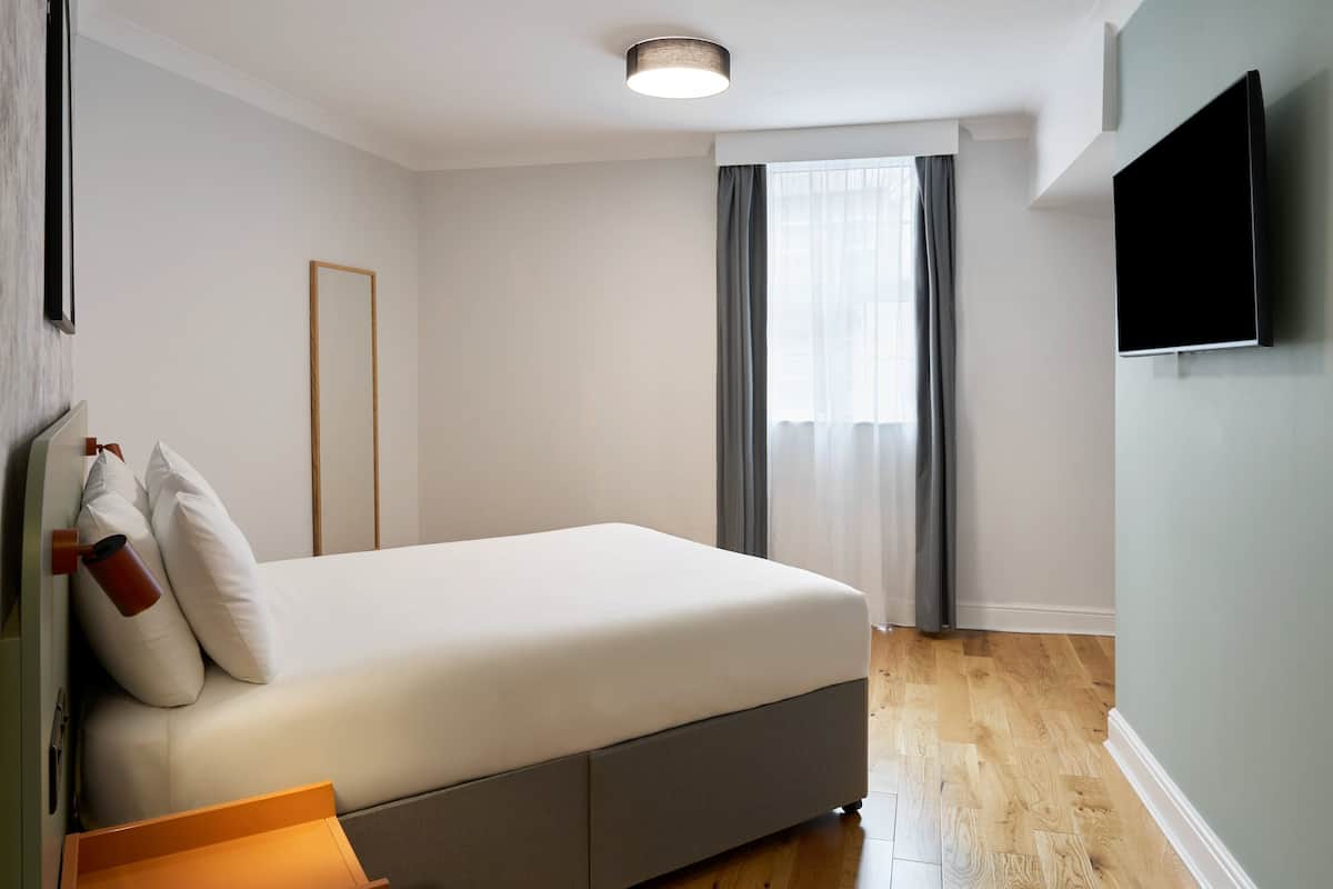 Desk, free WiFi, alarm clocks