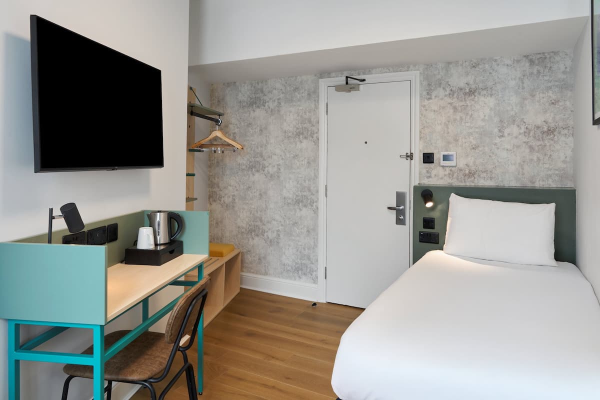 Desk, free WiFi, alarm clocks