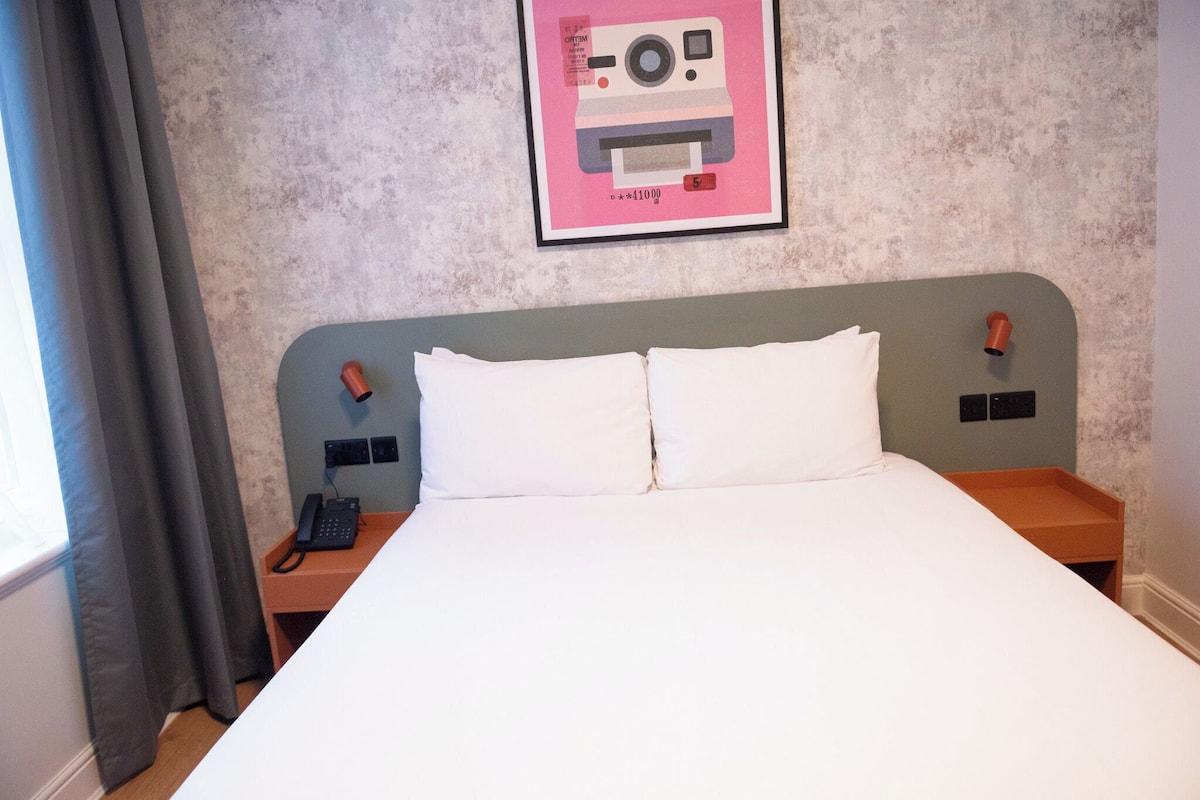 Desk, free WiFi, alarm clocks