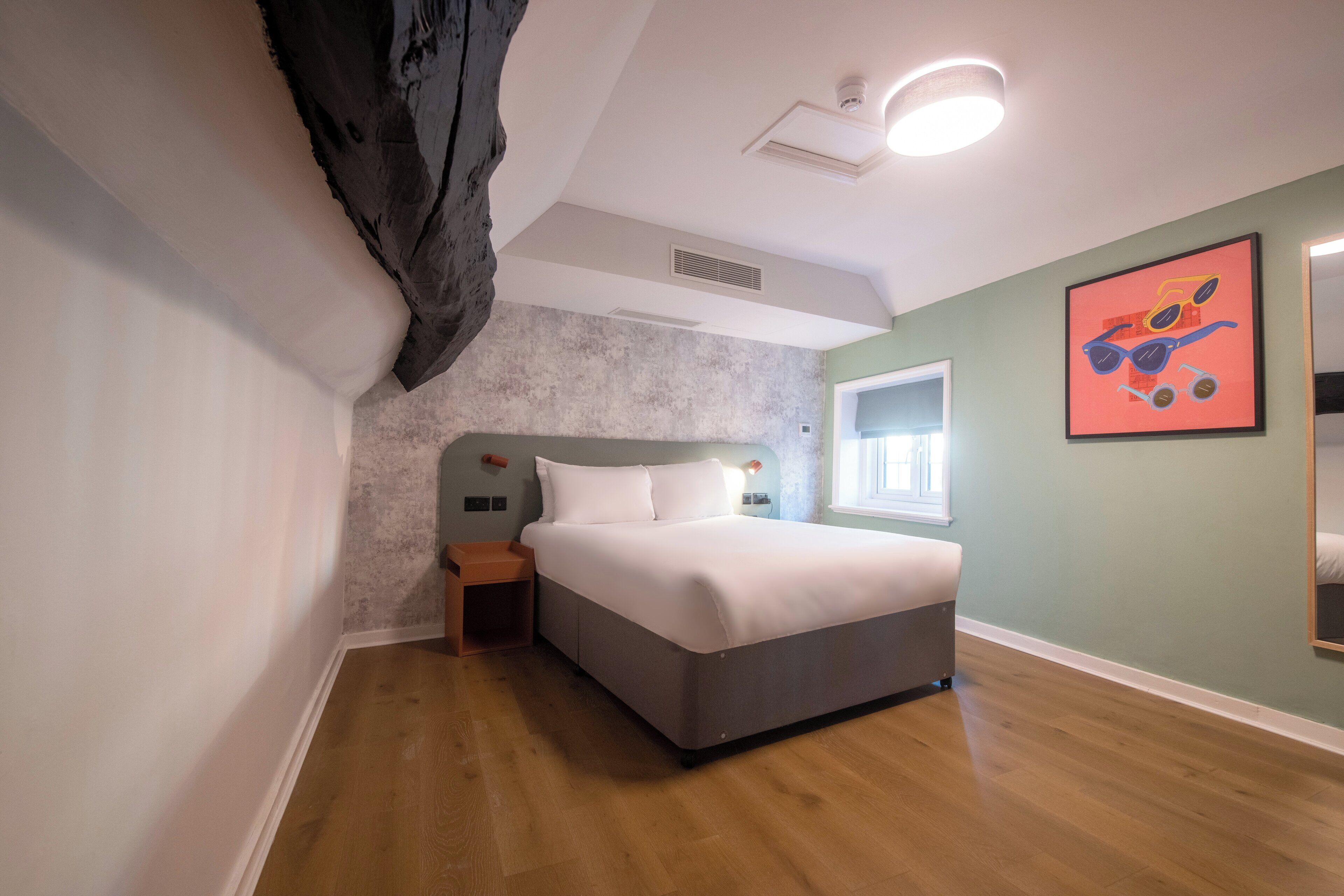 Suite, 1 cama King size y sofá cama | Escritorio, wifi gratis y despertador 