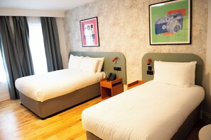 書桌、免費 Wi-Fi、鬧鐘