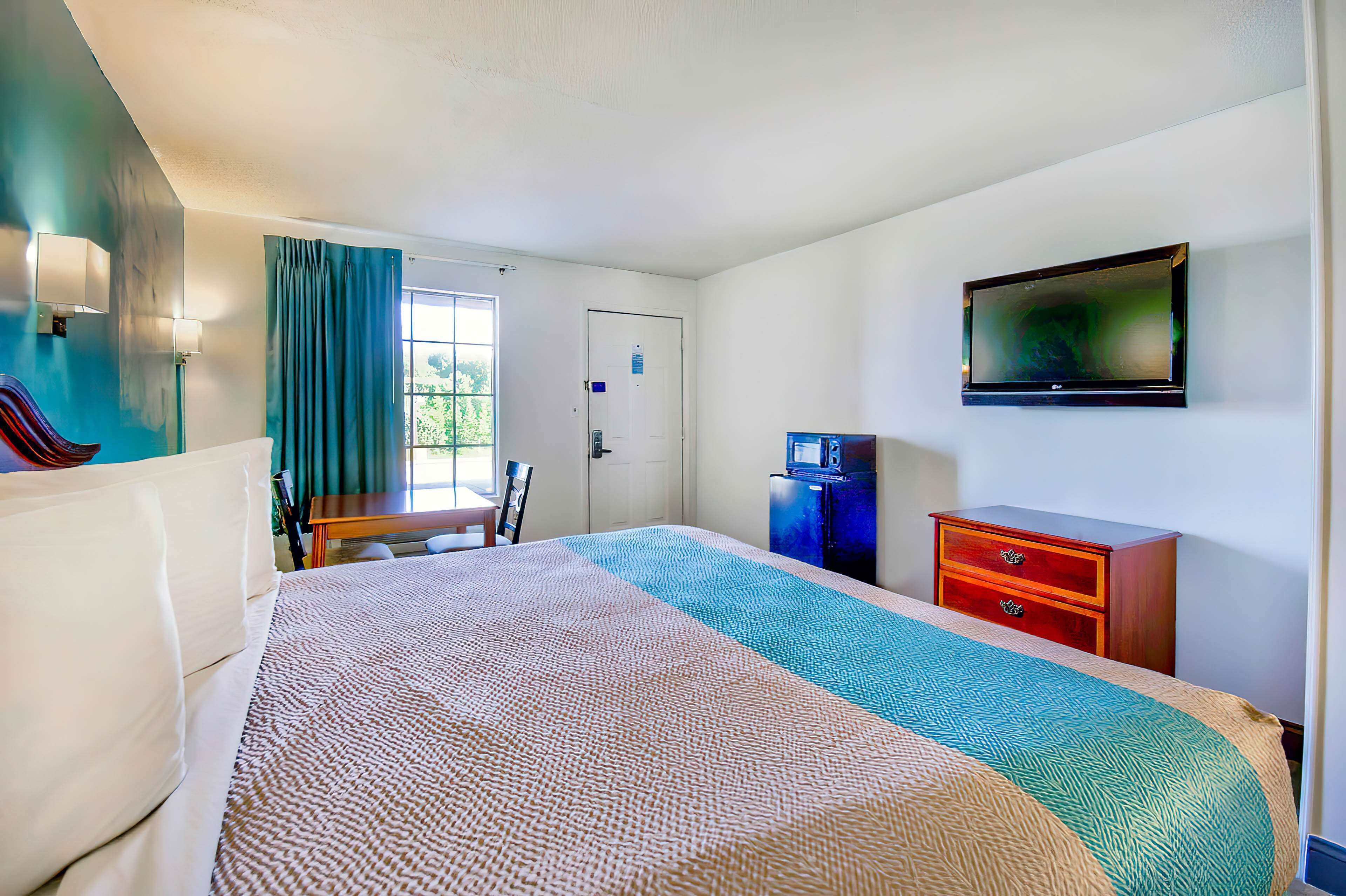 Premium bedding, laptop workspace, iron/ironing board, free WiFi