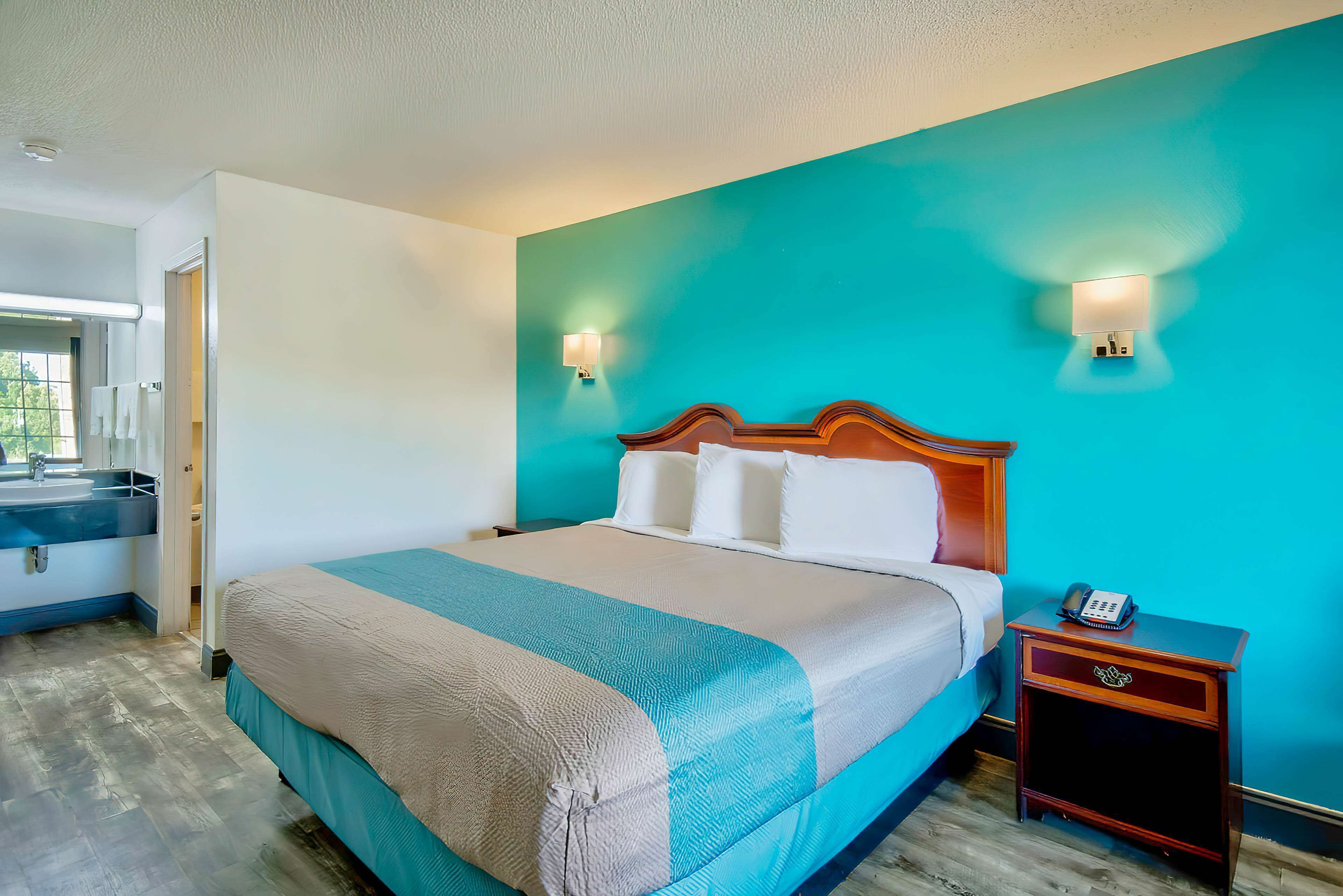 Laptop workspace, iron/ironing board, free WiFi, bed sheets