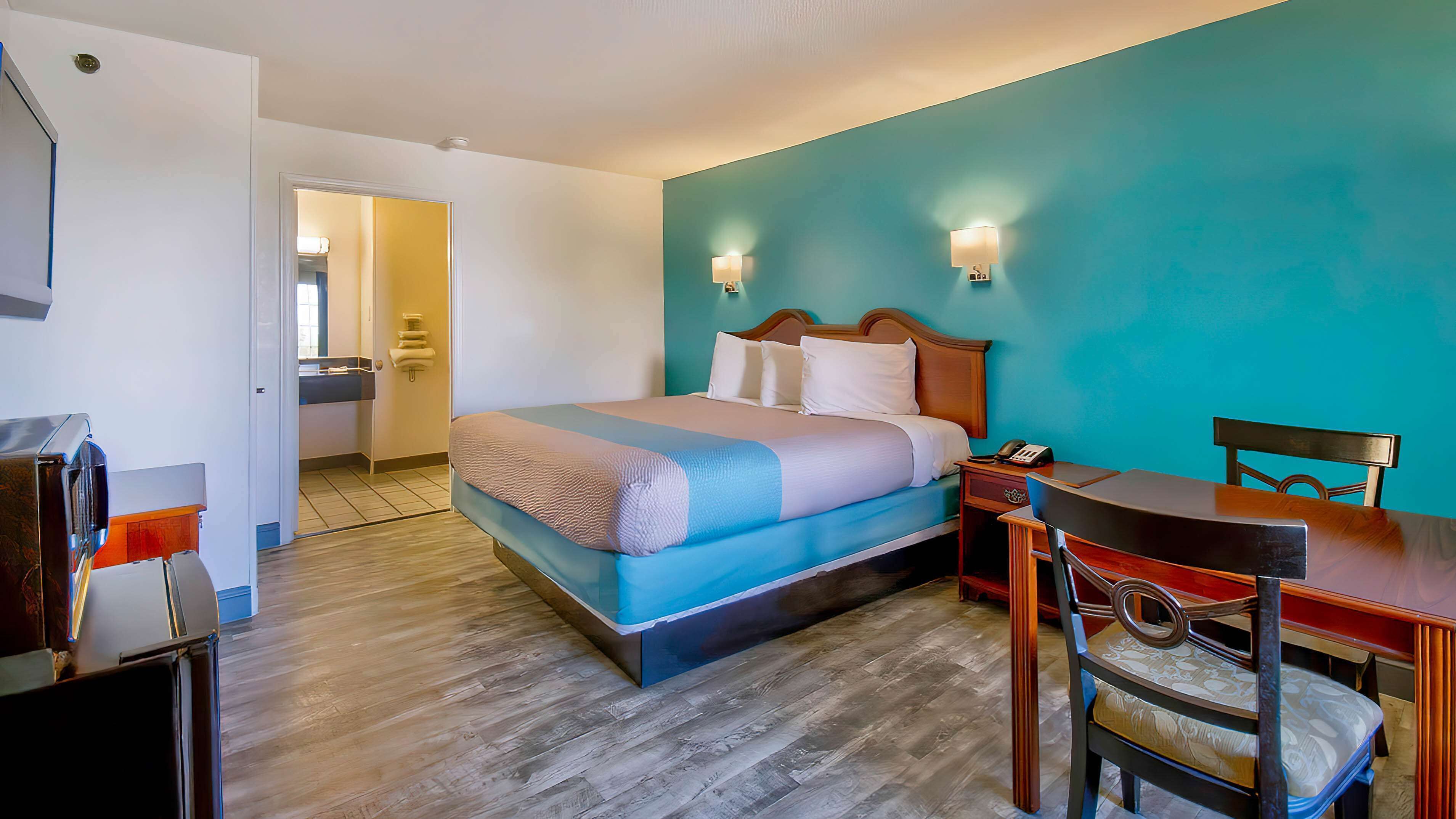 Standard Room, 1 King Bed, Non Smoking | Laptop workspace, iron/ironing board, free WiFi, bed sheets