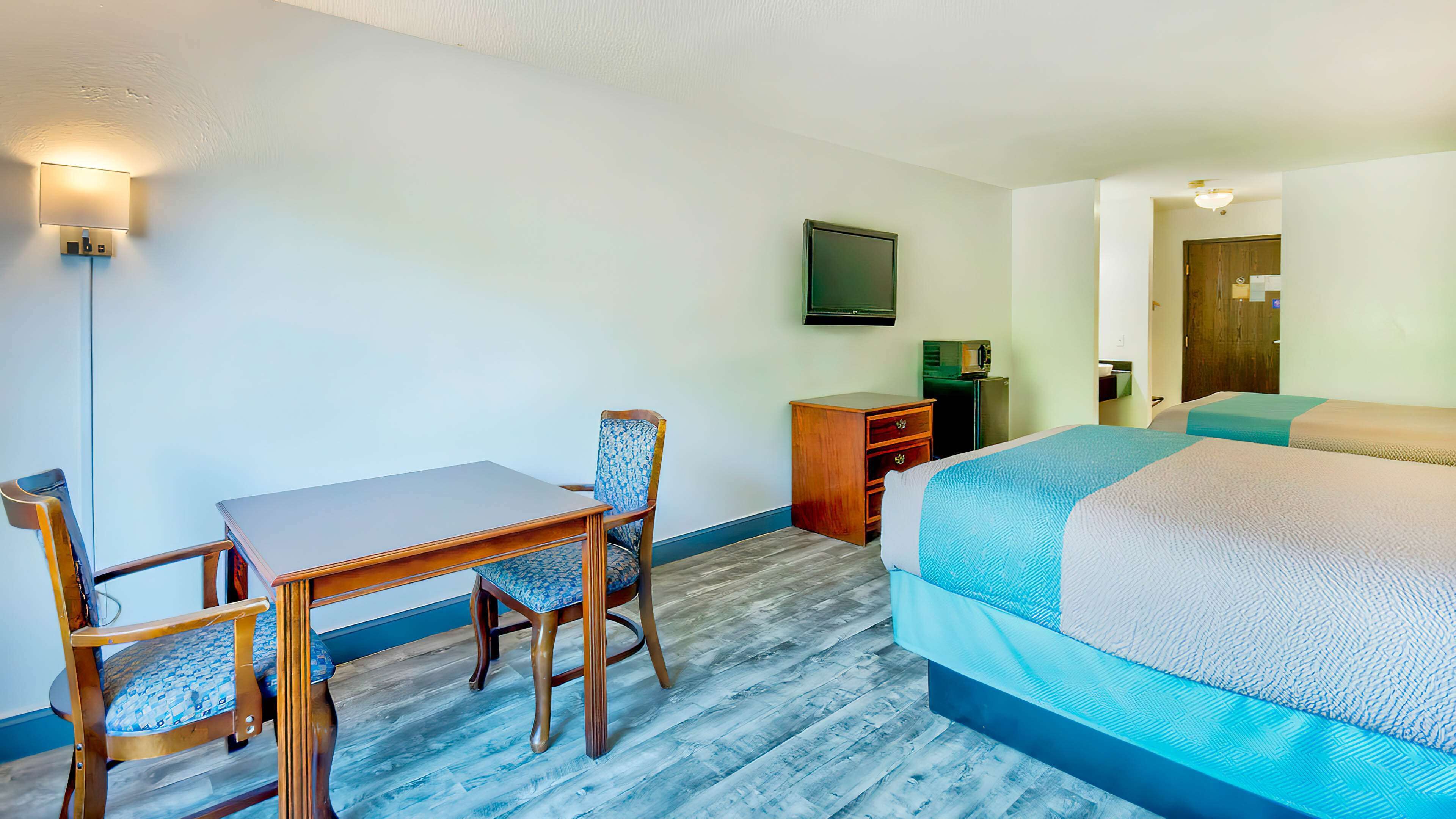 Ropa de cama de alta calidad y espacio para trabajar con laptop 