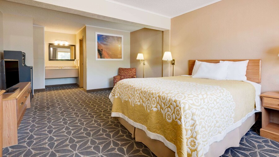 Days Inn by Wyndham Fairmont