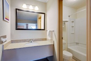 Combined shower/bathtub, free toiletries, hair dryer, towels