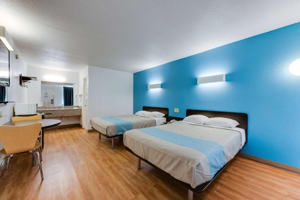 Escritorio, cortinas blackout, wifi gratis y ropa de cama 