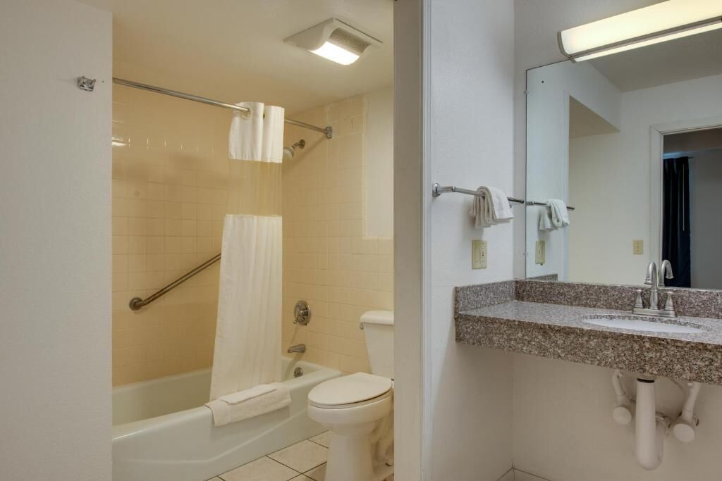 Combined shower/tub, towels