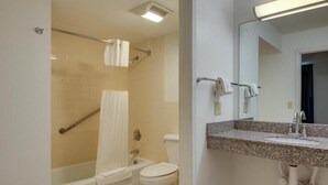 Un baño con bañera, inodoro y lavabo.