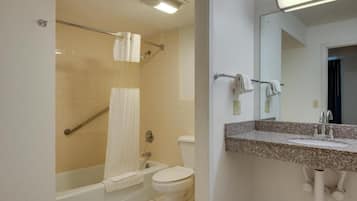 Combined shower/tub, towels