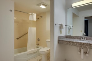 Combined shower/bathtub, towels
