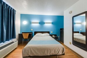 Escritorio, cortinas blackout, wifi gratis y ropa de cama