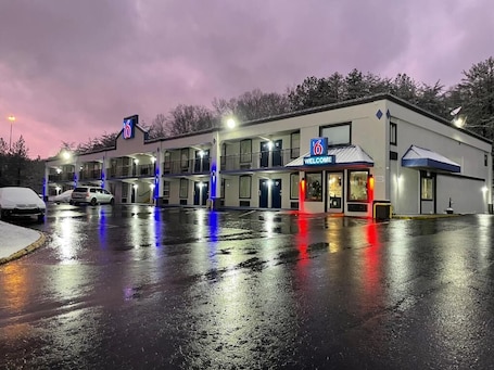 Fachada de la propiedad por la tarde o noche. Motel 6 Kingston, TN