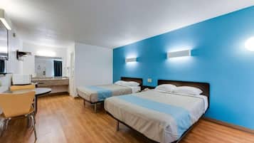 Standaard kamer, 2 tweepersoonsbedden, niet-roken | Een bureau, verduisterende gordijnen, gratis wifi, beddengoed