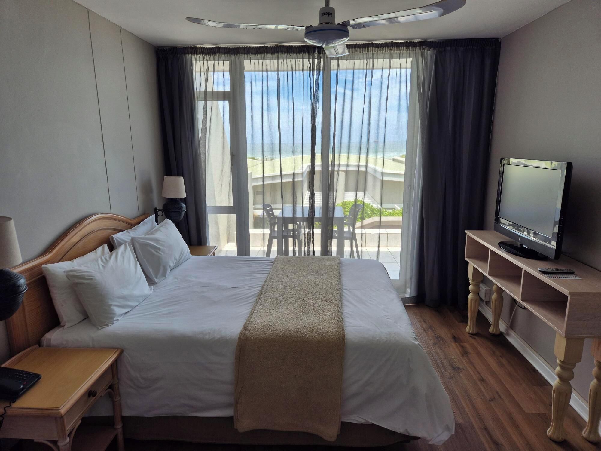 standard studio, 1 queen bed | 1 bedroom, in-room safe, individually decorated, individually furnished