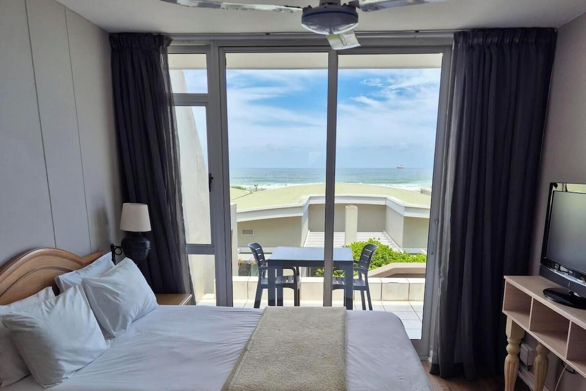 Standard Studio, 1 Queen Bed | In-room safe, individually decorated, individually furnished, desk