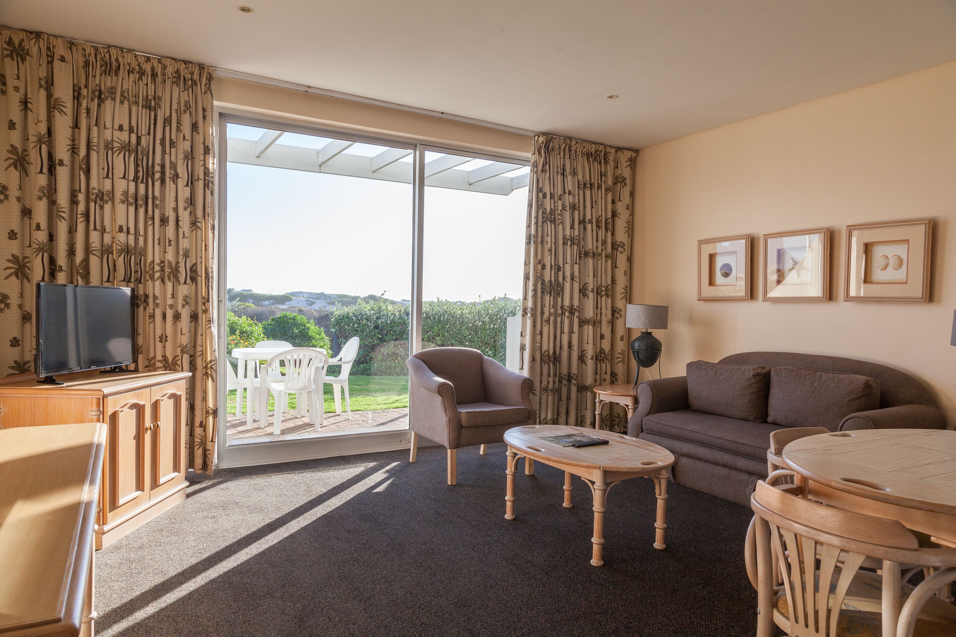 Strandvendt cabana (hytte) | Oppholdsområde | En 82-centimeters LCD-TV med Parabol-TV samt TV