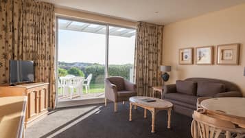 Strandvendt cabana (hytte) | Oppholdsområde | En 82-centimeters LCD-TV med Parabol-TV samt TV