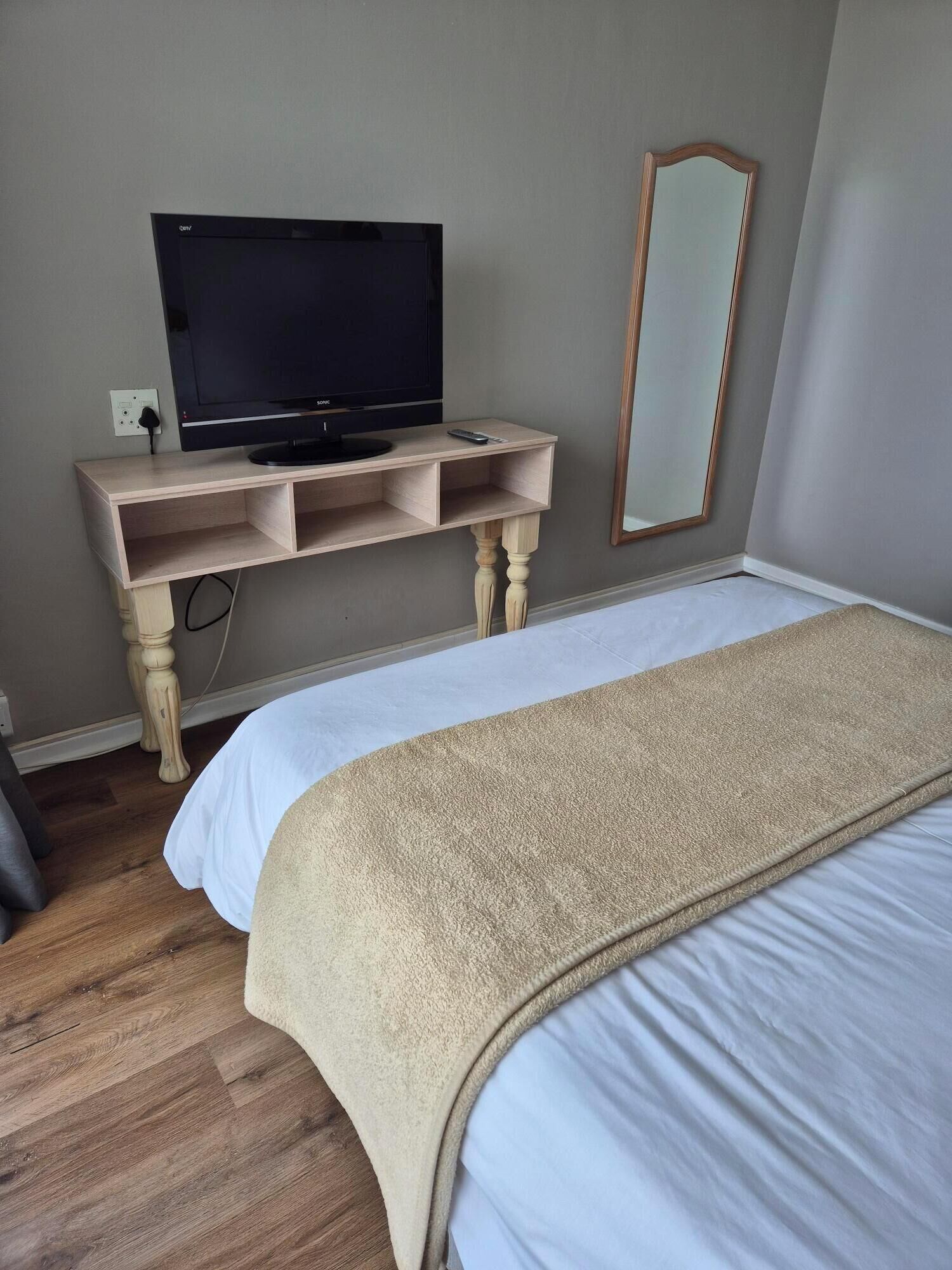 standard studio, 1 queen bed | 1 bedroom, in-room safe, individually decorated, individually furnished